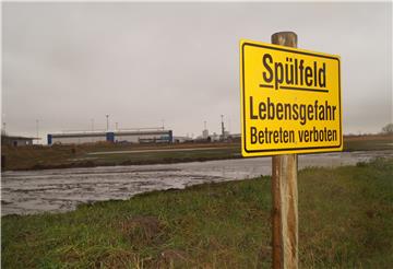 Der Hafenschlick ist in einem Spülfeld in Brake zwischengelagert worden. Eine Gefahr gehe von ihm nicht aus, so die Fachleute. Foto: Wurm