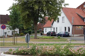 Der Hagener Amtsplatz zwischen Eiscafé, Rathaus und Amtsdamm soll zu einer grünen Oase im Ort werden.