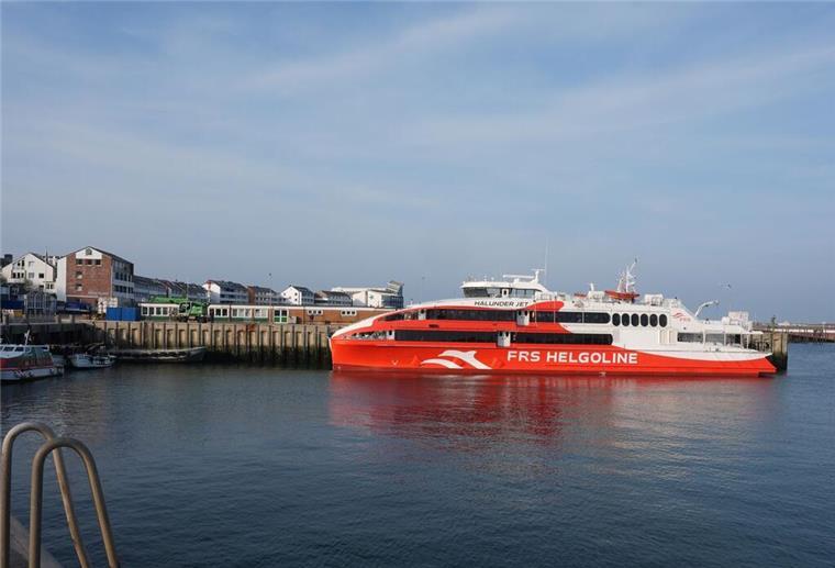 Sturm über der Nordsee: Helgoland-Fähren stellen Verkehr ein Der HSC "Halunder Jet" der Reederei FRS Helgoline GmbH liegt nach der Saisoneröffnungsfahrt im Binnenhafen der Insel Helgoland. Der „Halunder Jet“ fährt aktuell nicht nach Helgoland. Grund ist ein Sturm über der Nordsee.