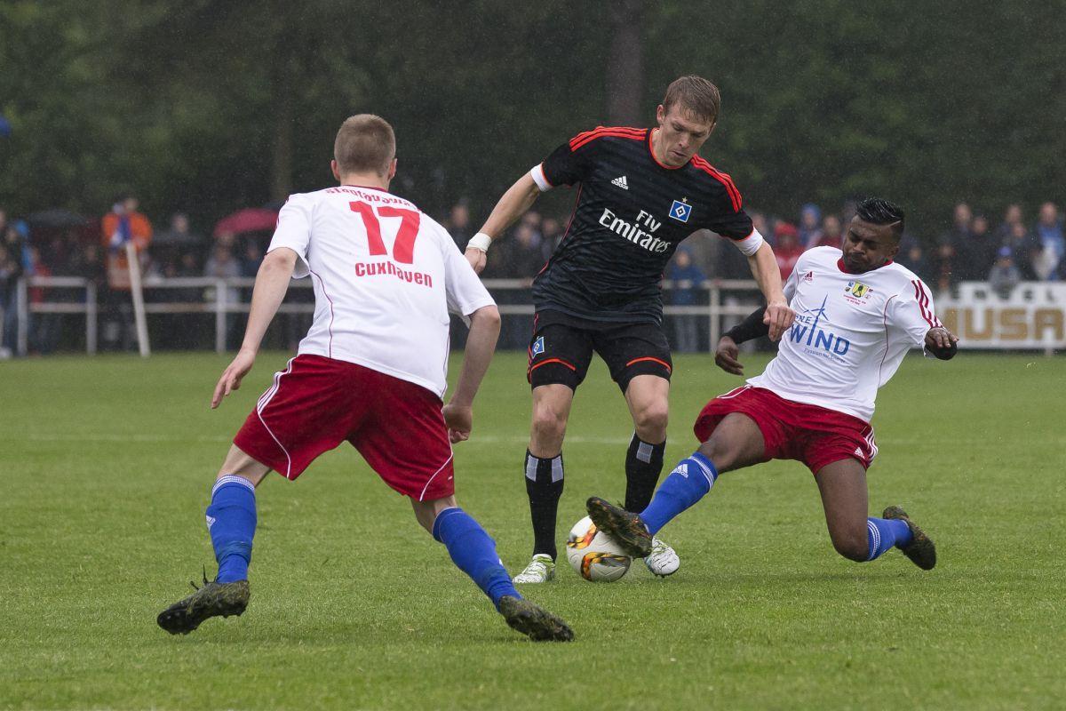 Hamburger SV lässt es in Cuxhaven achtmal krachen Der Hamburger Artjoms Rudnevs muss einen Slalom laufen, um die Cuxhavener Abwehrspieler zu umkurven.