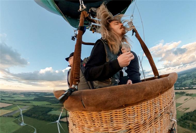 Wacken: Luftgitarren-Solo in 327 Metern Höhe Der Hamburger Musiker Johannes „Johnny“ Ritter spielt im Korb eines Heißluftballons 327 Meter über dem Festivalgelände des Wacken Open Air (WOA) ein Luftgitarren-Solo.