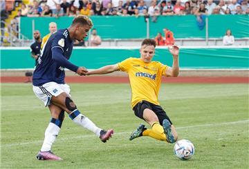 Der Hamburger Ransford-Yeboah Königsdörffer (links) schiesst am Bayreuther Alexander Groiß vorbei das Tor zum 1:3.