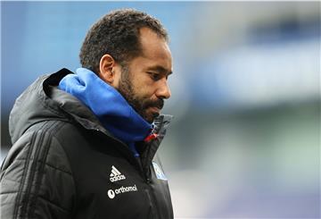 Hamburgs Trainer Daniel Thioune geht vor dem Spiel zum Interview.