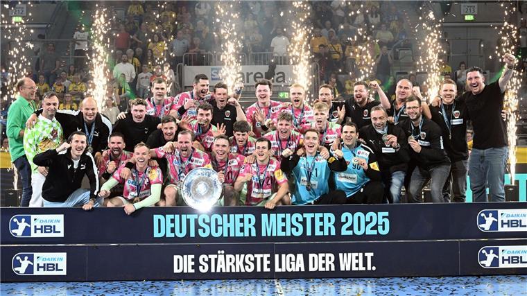 Handball-Füchse feiern Meistertitel Der Handball-Verein Füchse Berlin bejubelt seinen Sieg zur Meisterschaft.