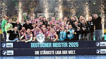 Der Handball-Verein Füchse Berlin bejubelt seinen Sieg zur Meisterschaft.