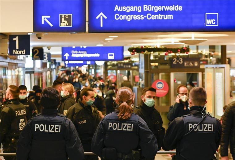 Polizei geht gegen Drogenszene am Bremer Hauptbahnhof vor Bundespolizei kontrolliert im Hauptbahnhof Bremen