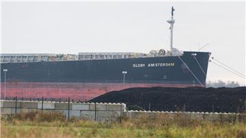 Der havarierte Frachter "Glory Amsterdam" liegt nun in Wilhelmshaven am Hannoverkai.