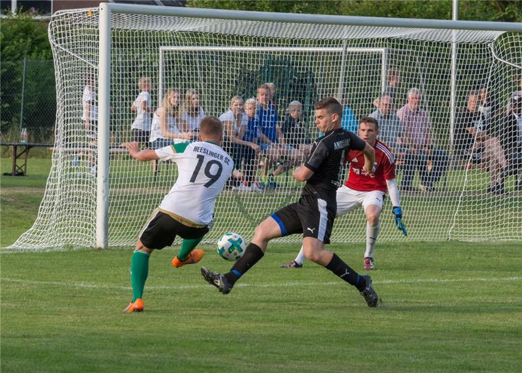 Starke Leistung des Heeslinger SC im ersten Testspiel gegen Drochtersen/Assel Der Heeslinger SC hatte in den ersten 60 Minuten mehr vom Spiel, konnte seine Chancen aber nicht nutzen. In dieser Szene wird HSC-Stürmer Darvin Stüve (links) in letzter Sekunde erfolgreich beim Torschuss geblockt.