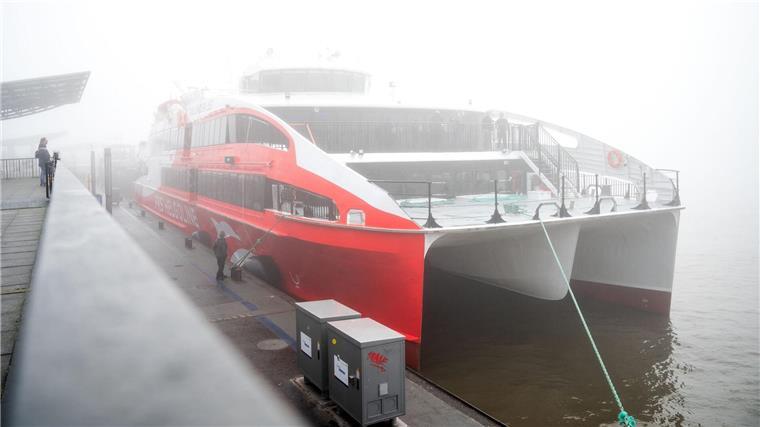 Helgoland-Katamaran „Halunder Jet“ in Saison gestartet Der Helgoland-Katamaran „Halunder Jet“ legt am Morgen im dichten Nebel im Hafen auf der Elbe.