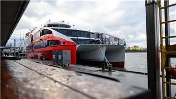 Der Helgoland-Katamaran im März 2023 vor der Abfahrt an den Landungsbrücken.