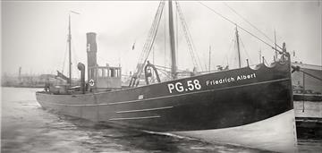 Der Heringsdampfer „Friedrich Albert“ aus Geestemünde. Die Schicksalsfahrt begann am 13. Januar 1903. Das Schiff strandete sechs Tage später vor Island. Nach der Rettung von neun der zwölf Mann Besatzung nach einem qualvollen elftägigen Irrmarsch wurden in der Einöde Schutzhütten gebaut und Wegweiser aufgestellt.