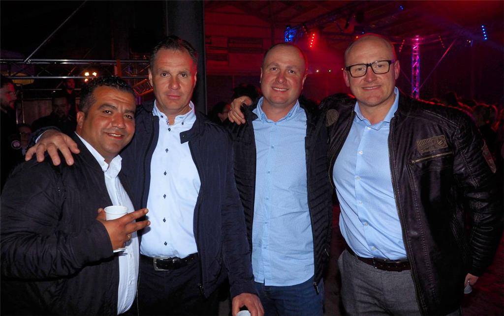 Der Herr links ist extra aus der Türkei angereist, um die Mittsommernachtsparty ...