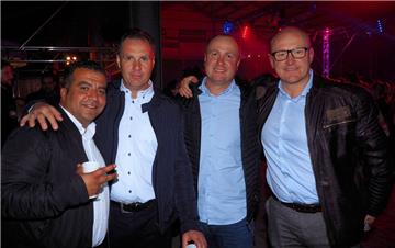 Der Herr links ist extra aus der Türkei angereist, um die Mittsommernachtsparty ...