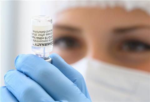 Der Hersteller Biontech/Pfizer hat eine Zulassung seines Präparats ab zwölf Jahren bei der europäischen Arzneimittelbehörde (EMA) beantragt.