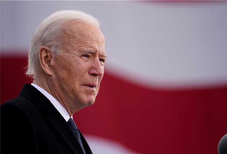 Der gewählten US-Präsident Joe Biden weint bei einer Rede am nach seinem Sohn benannten Major Joseph R. "Beau" Biden III National Guard/Reserve Zentrum. 