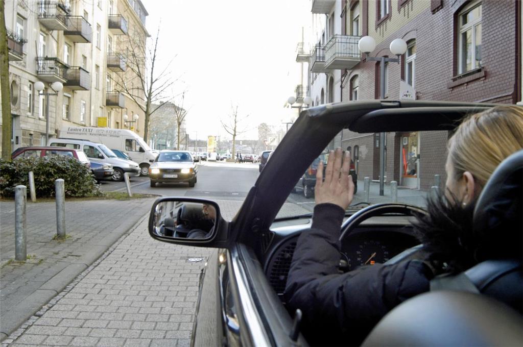 DER HILFSBEREITE AUTOFAHRER Ein dicht auffahrendes Auto, ein wild gestikulierender Fahrer, Lichthupe: Diese Verkehrsszene erlebte Blogger Robin Runck von Travel-forever.de in Frankreich. &quot;Wir haben gedacht, wir hätten einen Schaden am Auto und hätten beinahe angehalten.&quot; Allerdings kannte der erfahrene Reisende die Masche. Er warnt: &quot;Wenn man anhält, werden schnell die Wertsachen aus dem Auto gestohlen.&quot; Tipp: Bei aufdringlichen Autofahrern und auch bei vermutlich inszenierten Unfällen die Tür verriegeln und nicht anhalten.