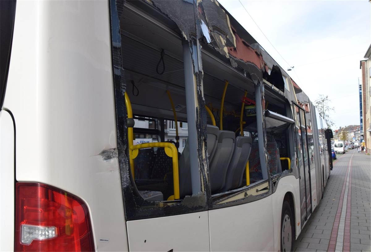 Bremerhaven: Autotransport-Lkw fliegt nach Unfall mit Bus auf Ein Linienbus hat kaputte Fensterscheiben.