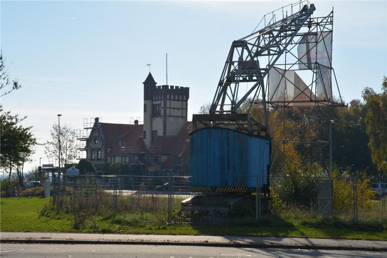 Historischer Drehkran in Blexen wird versetzt Der historische Drehkran in Blexen soll näher an das Weserschlösschen heranrücken.