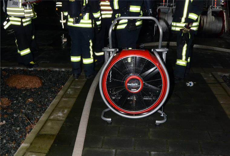 Loxstedt: Tiefgarage wird zur Nebellandschaft Der Hochdrucklüfter der Feuerwehr wird in Stellung gebracht
