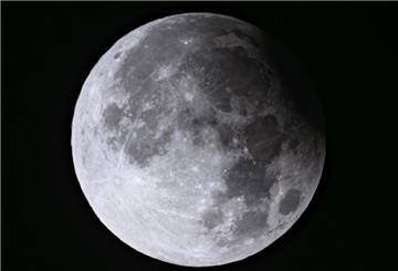 ARCHIV - 18.09.2024, Brandenburg, Biegen: Illustration: Der Höhepunkt der partiellen Mondfinsternis ist gegen 4:45 Uhr am frühen Morgen zu sehen. Zwischen 4.13 und 5.16 Uhr war die Mondscheibe rechts oben verdunkelt. Bei dieser partiellen Mondfinsternis waren nur 9,1 Prozent des Mondes verdeckt. (zu dpa: «Sonne, Mond und Sterne im März - Mond- und Sonnenfinsternis») Foto: Patrick Pleul/dpa +++ dpa-Bildfunk +++