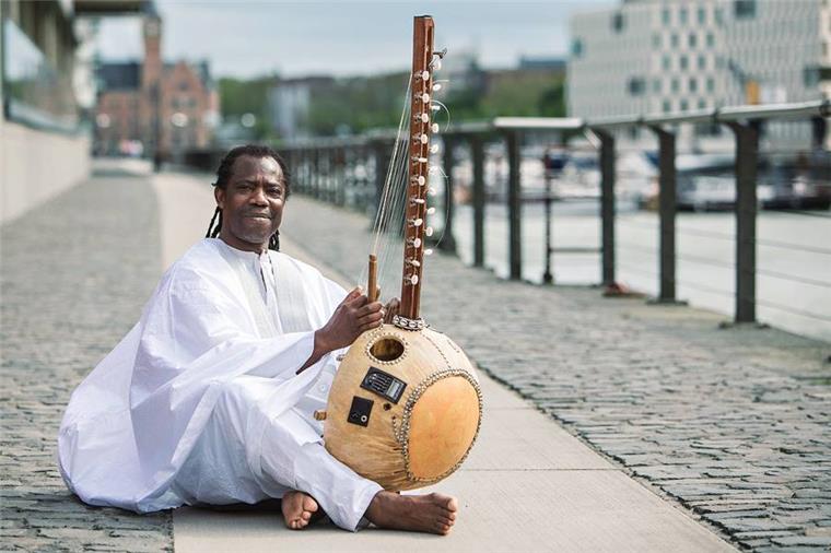 Der Höhepunkt des Afrika-Festivals ist der Auftritt von Aziz Kuyateh, einem Meister des Saiteninstrumentes Kora. 