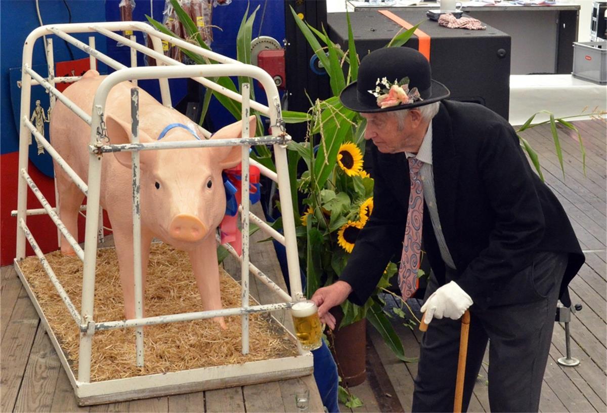 Erstmals seit 1149: Schweinemarkt in Dedesdorf fällt aus Der Höhepunkt eines jeden Schweinemarktes ist die Versteigerung eines lebenden Schweines. Aus Gründen des Tierschutzes kommt seit vergangenem Jahr nur noch ein Plastikschwein ins Festzelt, sehr zum Leidwesen von Swinsbaron Ehlert von Hasseln. In diesem Jahr muss er auf seinen Auftritt komplett verzichten.