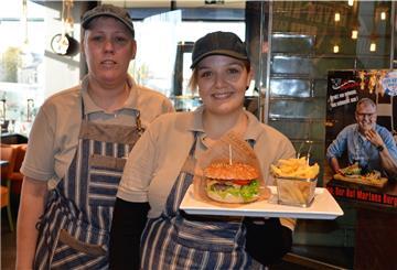 Der Hof-Martens-Burger, das Top-Model unter den Kombüse-Burgern, wir auf einem Teller serviert