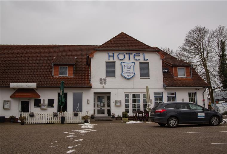 Traditionshotel in Tossens soll verkauft werden Der Hof von Oldenburg steht zum Verkauf. Die Inhaber wollen sich auf ihr Kerngeschäft konzentrieren: Ferienhäuser und Ferienwohnungen.