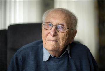 Albrecht Weinberg sitzt in seiner Wohnung Leer, Ostfriesland.