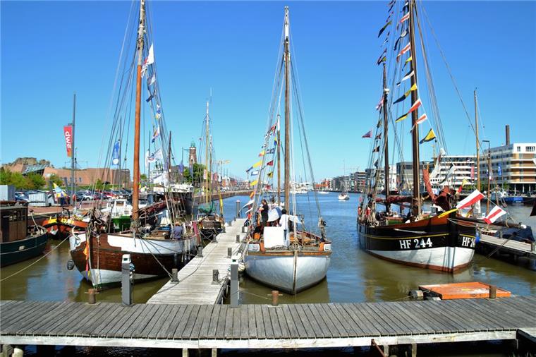 Stahlbeton-Pontons für Bremerhavens Neuen Hafen Sanierung: Der Holzsteg vor den malerischen Schiffen ist vergammelt. Er wird ersetzt durch Stahlbeton-Potons. Am Dienstag soll der Senat grünes Licht geben.