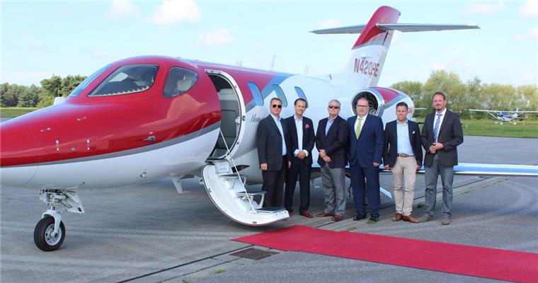 Erste Luftfahrtgesellschaft in Geestland fliegt Geschäfts- und Privatkunden Der Hondajet ist in Nordholz gelandet: Die beiden Firmengründer Benjamin Götze (Zweiter von links) und Tim Haferl aus Langen (zweiter von Rechts) mit Marcus Itjen, Bürgermeister der Wurster Nordseeküste (rechts) und Geestlands Bürgermeister Thorsten Krüger (Dritter von rechts) sowie Vertreter der Firma Hondajet sehen sich die moderne Maschine aus der Nähe an.