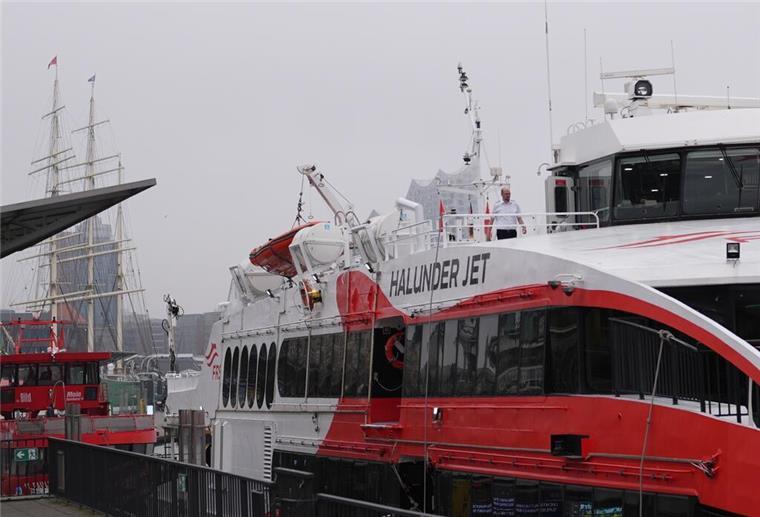 27.03.2025, Hamburg: Der HSC "Halunder Jet" der Reederei FRS Helgoline GmbH liegt vor der Saisoneröffnungsfahrt an den Landungsbrücken im Hafen. Der Katamaran fährt täglich von Hamburg über Cuxhaven zu Deutschlands einziger Hochseeinsel Helgoland. Foto: Marcus Brandt/dpa +++ dpa-Bildfunk +++
