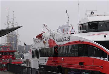 27.03.2025, Hamburg: Der HSC "Halunder Jet" der Reederei FRS Helgoline GmbH liegt vor der Saisoneröffnungsfahrt an den Landungsbrücken im Hafen. Der Katamaran fährt täglich von Hamburg über Cuxhaven zu Deutschlands einziger Hochseeinsel Helgoland. Foto: Marcus Brandt/dpa +++ dpa-Bildfunk +++