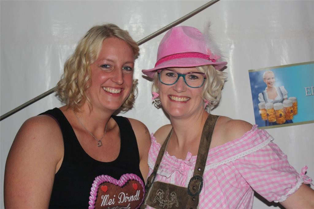 Der Hut steht ihr gut. Oktoberfest in Stinstedt. Foto: Rendelsmann