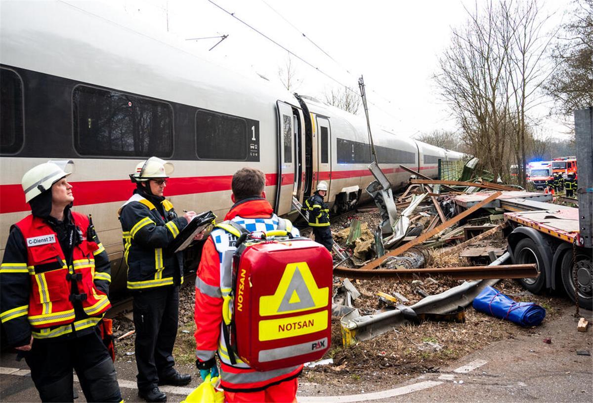Schwerer ICE-Unfall in Hamburg: Ein Todesopfer und mehrere Verletzte Der ICE-Unfall mit einem Sattelzug in Hamburg fordert ein Todesopfer: Ein Passagier erlag seinen schweren Verletzungen. Elf weitere Menschen wurden verletzt.