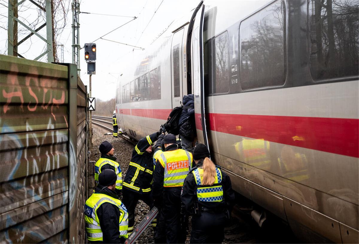Schwerer ICE-Unfall in Hamburg: Ein Todesopfer und mehrere Verletzte Der ICE-Unfall mit einem Sattelzug in Hamburg fordert ein Todesopfer: Ein Passagier erlag seinen schweren Verletzungen. Elf weitere Menschen wurden verletzt.