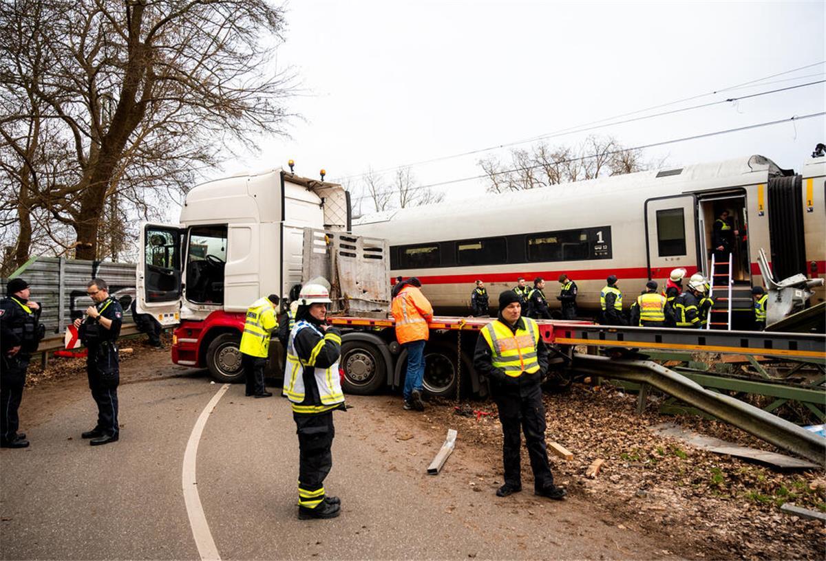 Schwerer ICE-Unfall in Hamburg: Ein Todesopfer und mehrere Verletzte Der ICE-Unfall mit einem Sattelzug in Hamburg fordert ein Todesopfer: Ein Passagier erlag seinen schweren Verletzungen. Elf weitere Menschen wurden verletzt.