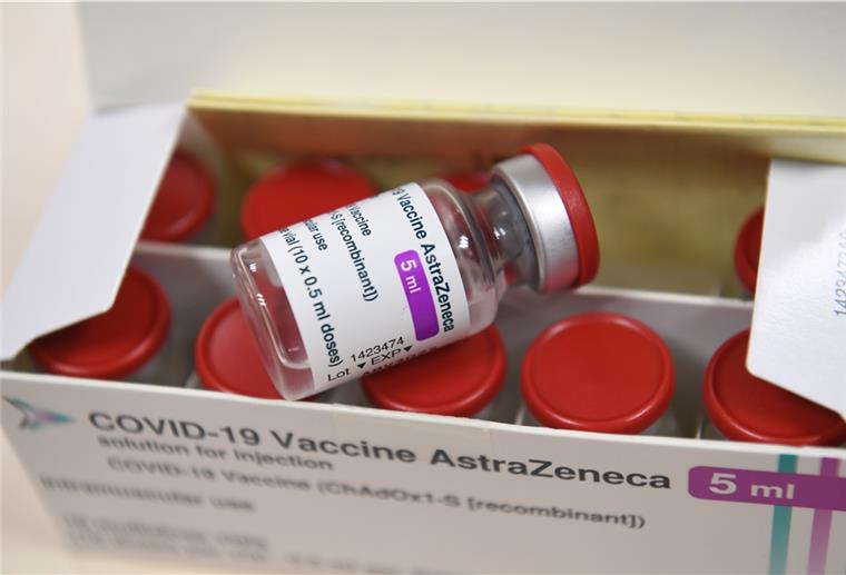 Ampullen AstraZeneca-Impfstoffs im Foch-Krankenhaus in Suresnes zu Beginn der Corona-Impfkampagne für das Gesundheitspersonal. 