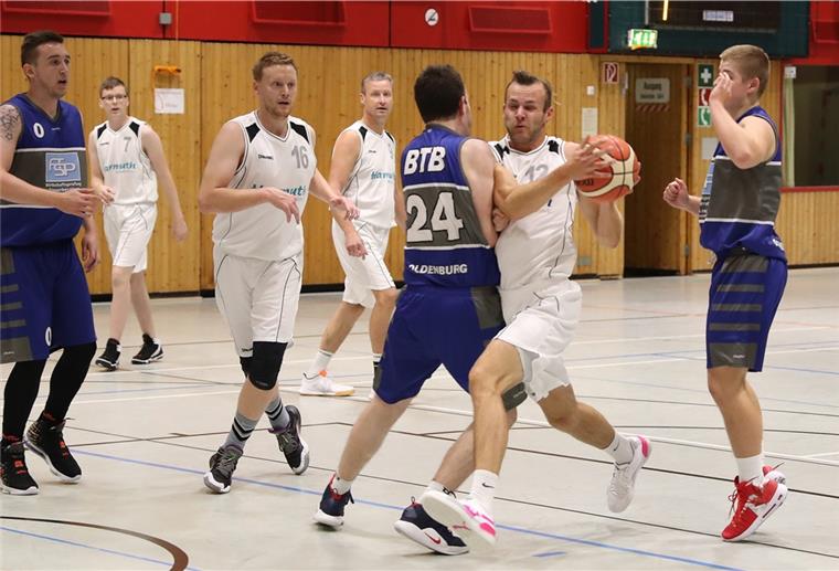 Basketball-Saison in Niedersachsen annulliert Der in der Regionsklasse spielende SV Nordenham (weiße Trikots) bestritt in dieser Saison nur drei Partien im September und Oktober.