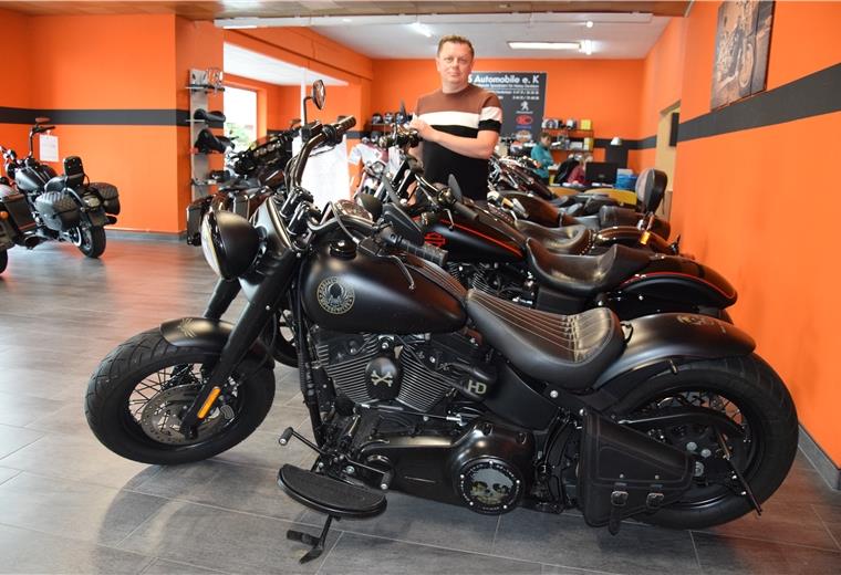 Harley-Fans werden in Abbehausen fündig Der in Kirgisistan geborene Sergej Horst hat sein Hobby zum Beruf gemacht und verkauft gebrauchte Harley-Davidsons.