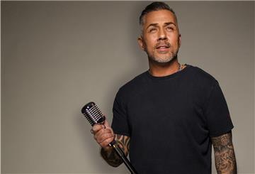 Der in Köln lebende Popsänger und Radiomoderator Mike Leon Grosch wurde als Finalist bei „Deutschland sucht den Superstar“ bekannt.