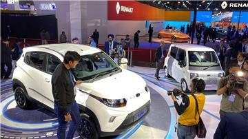 Der indische Hersteller Mahindra zeigt 2020 auf einer Messe das E-Auto E-Kuv100 (l.).