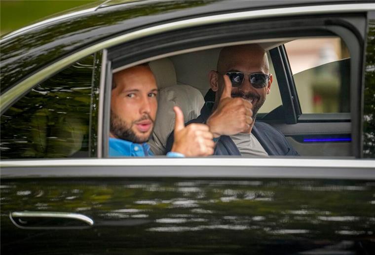 Tate-Brüder dürfen Rumänien verlassen, nicht aber EU-Gebiet Der Influencer Andrew Tate (r) und sein Bruder Tristan dürfen Rumänien verlassen, müssen aber in der EU bleiben (Archivbild).