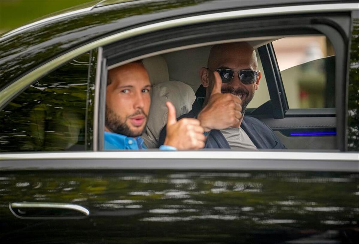 Der Influencer Andrew Tate (r) und sein Bruder Tristan dürfen Rumänien verlassen, müssen aber in der EU bleiben (Archivbild). 