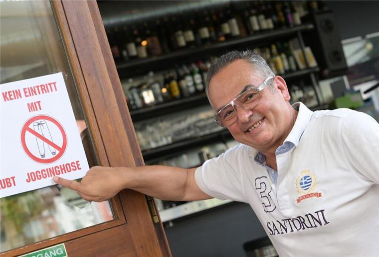 Der Inhaber des Pforzheimer „Art Café“ Lambros Petrou zeigt ein Schild mit der Aufschrift „Kein Eintritt mit Jogginghose“. Er hat genug von Jogginghosen und ihren Tragenden.