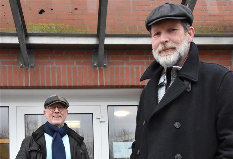 Der Initiator der Kundgebung Thomas Kößmeier (rechts) und Moderator Harald Michaelis sind startklar.