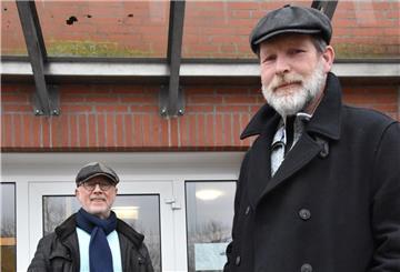 Der Initiator der Kundgebung Thomas Kößmeier (rechts) und Moderator Harald Michaelis sind startklar.