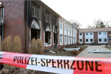Der Innenhof des Kreishauses des Landkreises Rotenburg ist nach der Explosion mit einem Band der Polizei abgesperrt worden.