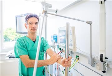 Der Intensivmediziner Oliver Radke und sein Team behandeln Covid-Patienten auf der Intensivstation im Klinikum Reinkenheide.