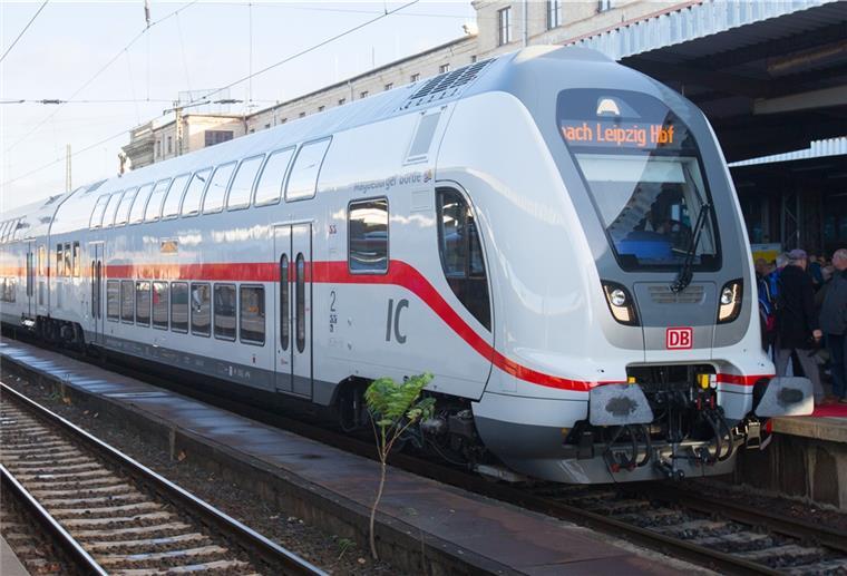 Ein neuer InterCity der zweiten Generation steht am 19.11.2015 während seiner Taufe auf den Namen "Magdeburger Börde" im Hauptbahnhof in Magdeburg (Sachsen-Anhalt).
